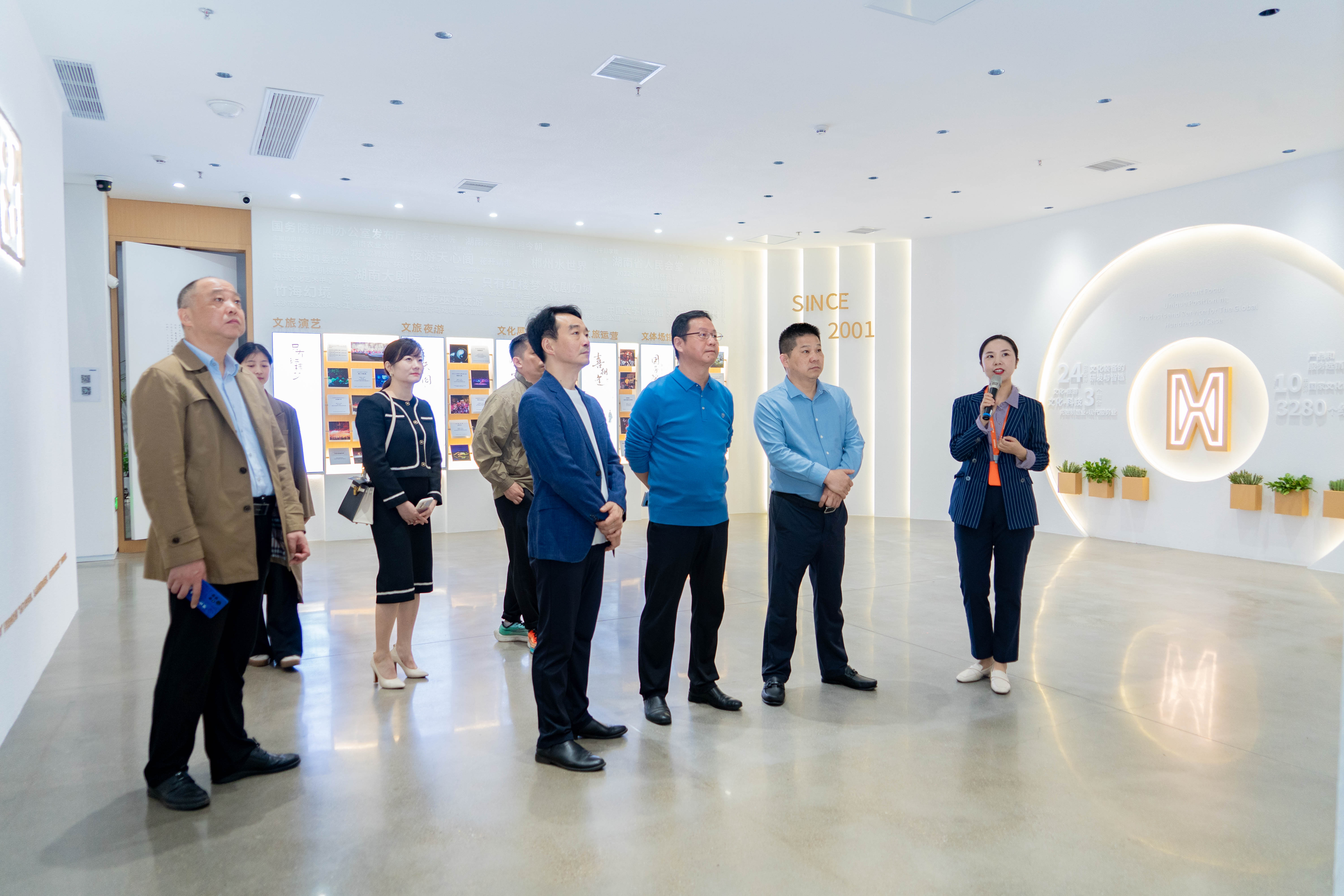 湖南艺术职业学院党委书记李越胜一行莅临明和集团考察