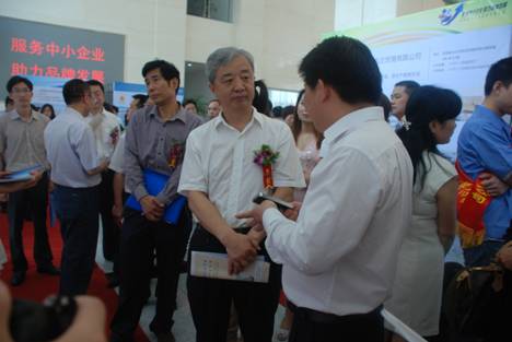 省经信委领导参观明和公司展台