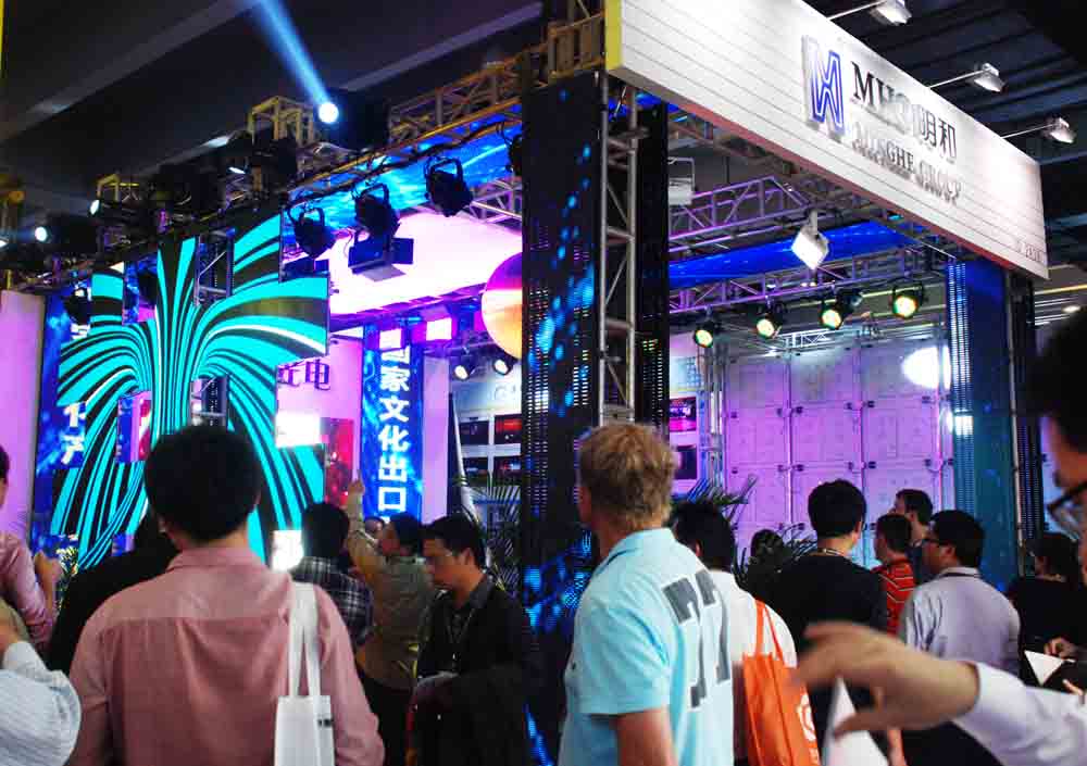 展台前人群熙攘、访客如云