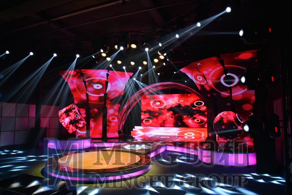 俞理事长一行参观产品展示厅