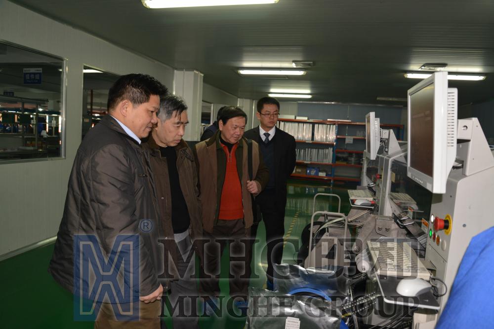 俞理事长一行参观我公司先进的LED屏生产设备