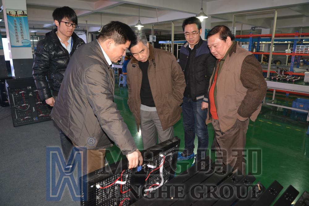 傅董向俞理事长一行介绍我司多款LED屏产品